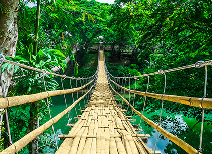 宿霧薄荷島新興景點竹筏吊橋由竹片編織而成想在上面行走需要勇氣推薦自由行旅客去挑戰